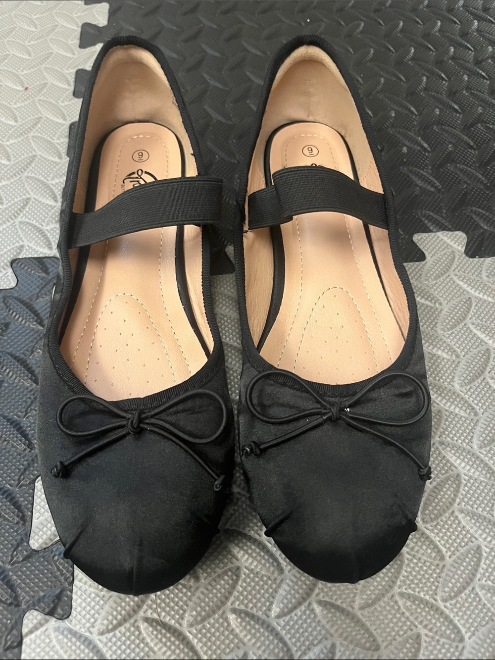 Trary Black Ballet Flats with Elastic Strap